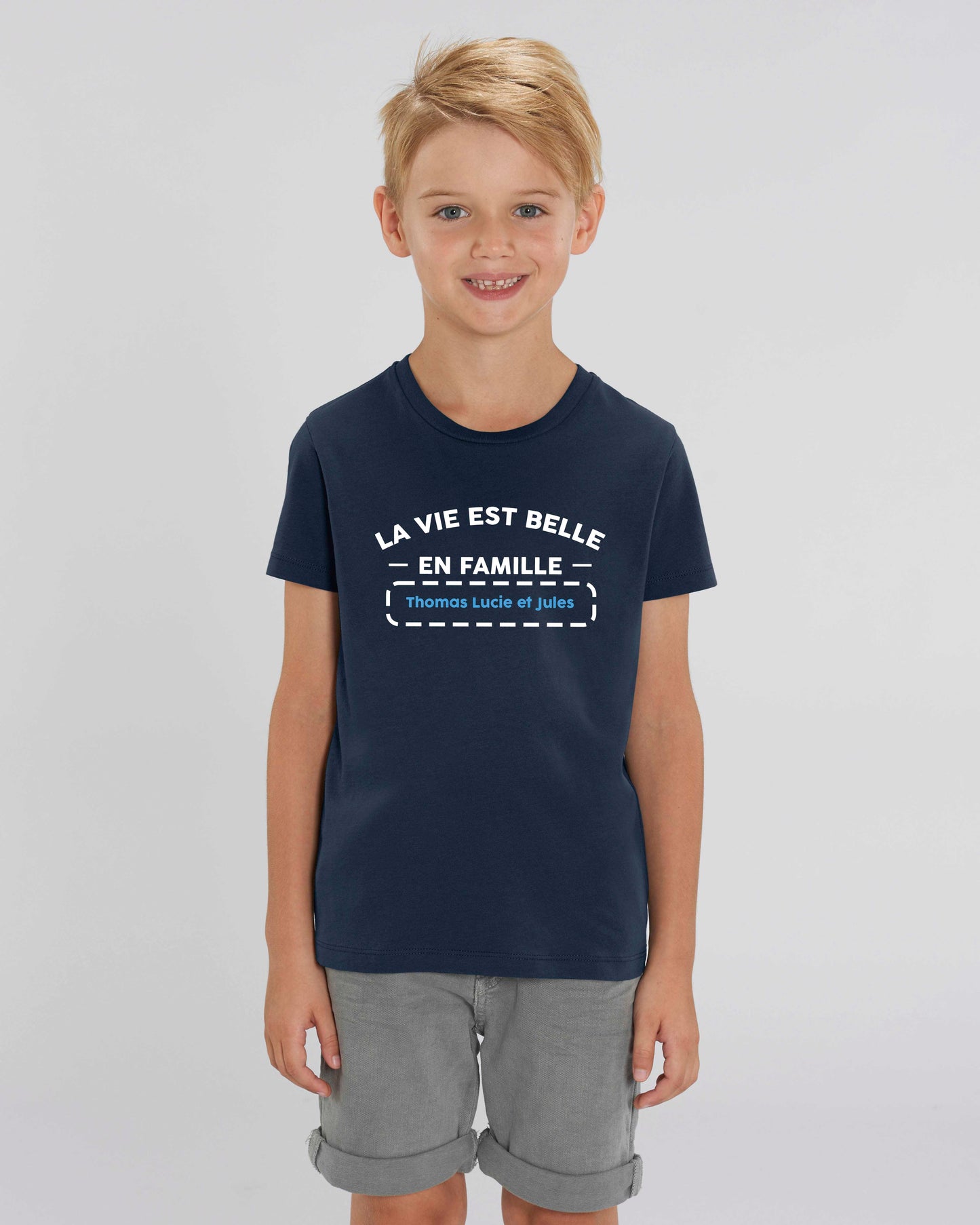 T-shirt garçon en coton bio personnalisable "La vie est belle en famille"