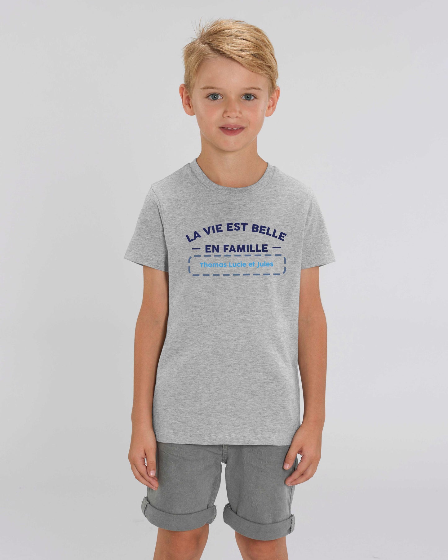 T-shirt garçon en coton bio personnalisable "La vie est belle en famille"