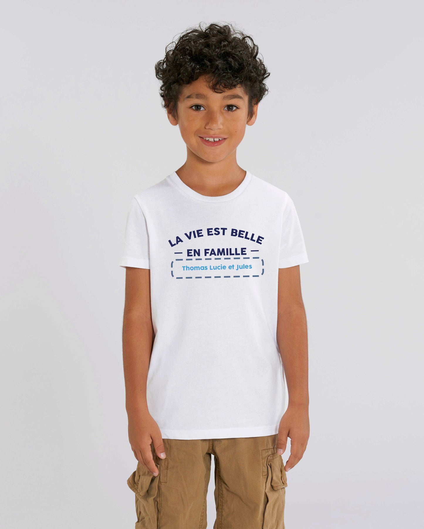 T-shirt garçon en coton bio personnalisable "La vie est belle en famille"